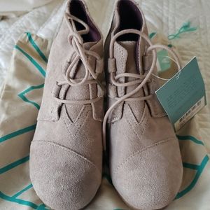 Tom's Kala Suede Wedge Bootie Tan size 7